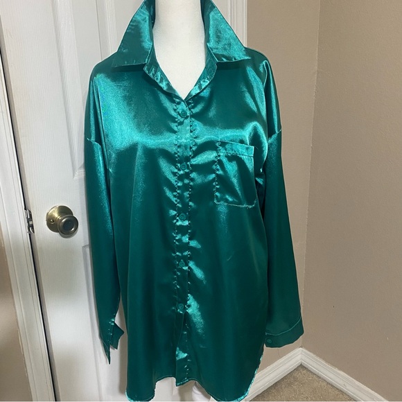 VTG Emerald Green Satin Silk Feel Button Down Long Sleeve Blouse Sleep Shirt Top - Picture 1 of 9